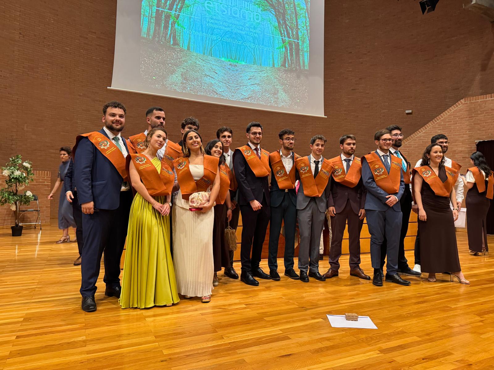 EL COLEGIO ACOMPAÑA A LOS NUEVOS TITULADOS DE LA ETSIAMB EN SU ACTO DE GRADUACIÓN