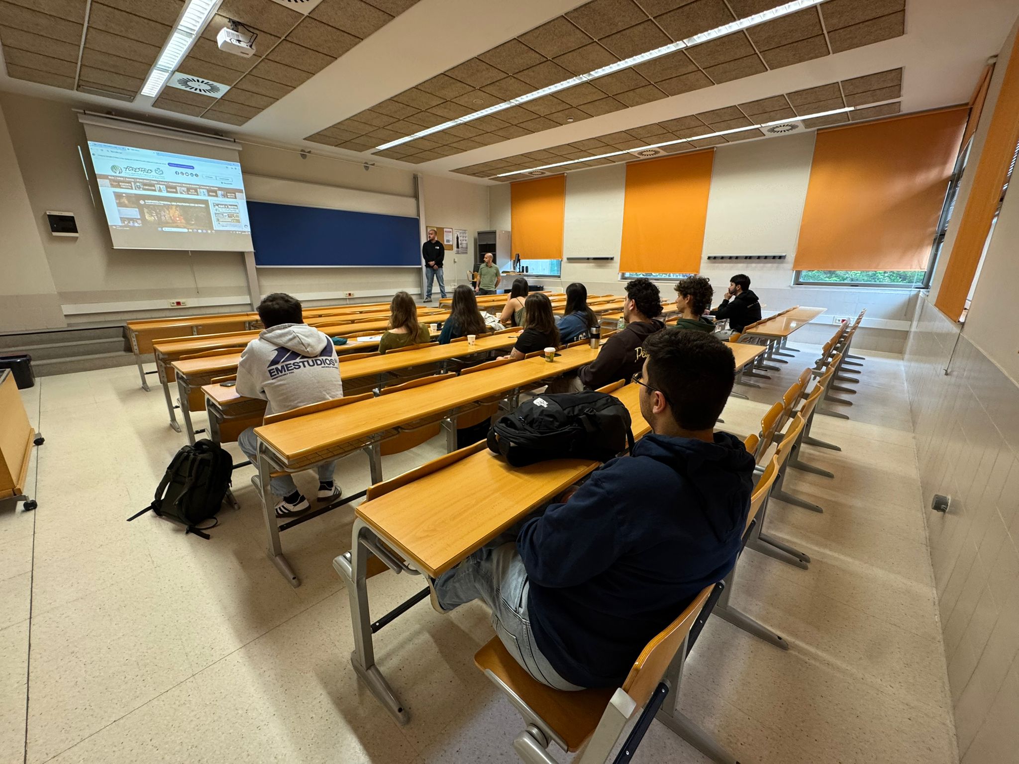ENCUENTRO CON ESTUDIANTES DE INGENIERÍA FORESTAL EN LA ESCUELA POLITÉCNICA DE MIERES
